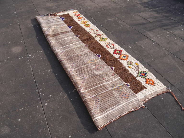 Moroccan Rug Vintage Berber Carpet hand knotted beige brown 5 x 9.6 ft For Sale 1
