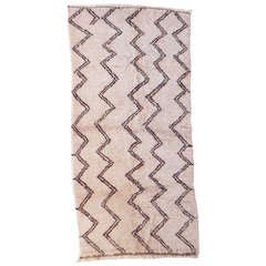 Zig-Zag designed vintage north african Berber rug 5