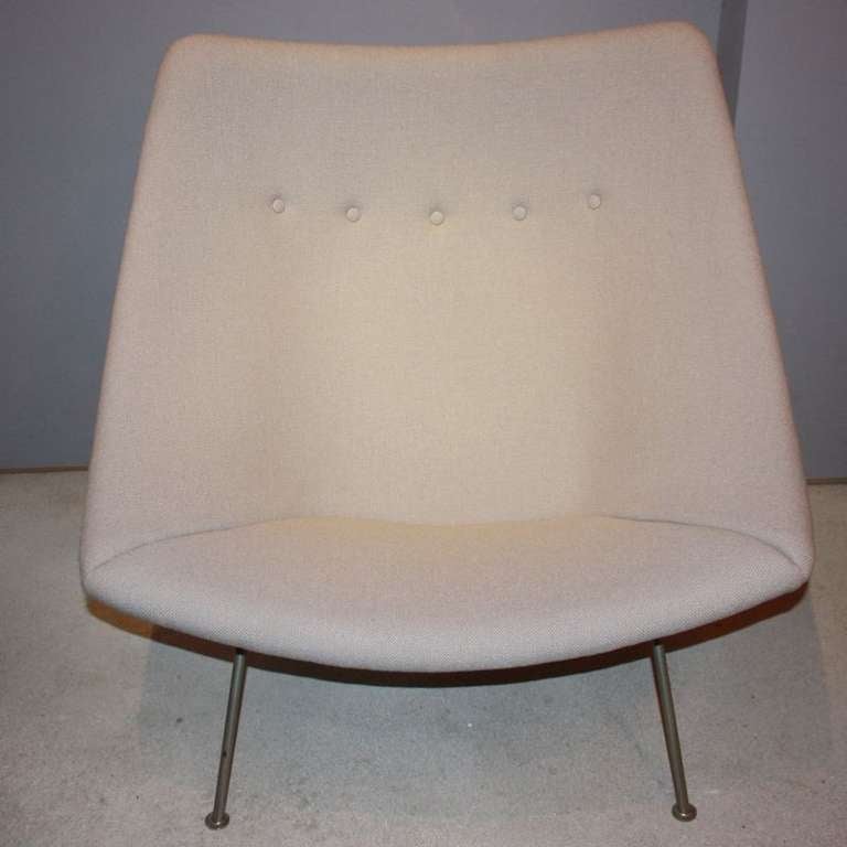 Oyster Chair designed by Pierre Paulin in 1960 for Artifort. Vintage chair, re-upholstered in Kvadrat.