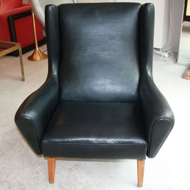 Lounge Chair by Illum Wikkelso in wonderful soft black vintage leather on black walnut frame. Model 110, produced by Soren Willadsens in Vejen, Denmark, 1960's.