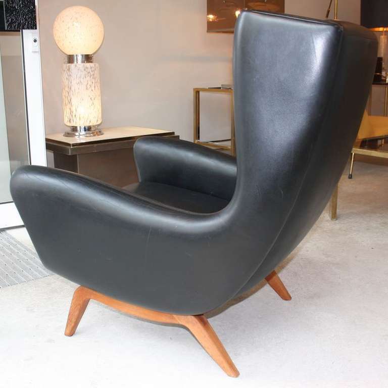 Lounge Chair by Illum Wikkelso in wonderful soft black vintage leather on black walnut frame. Model 110, produced by Soren Willadsens in Vejen, Denmark, 1960's.