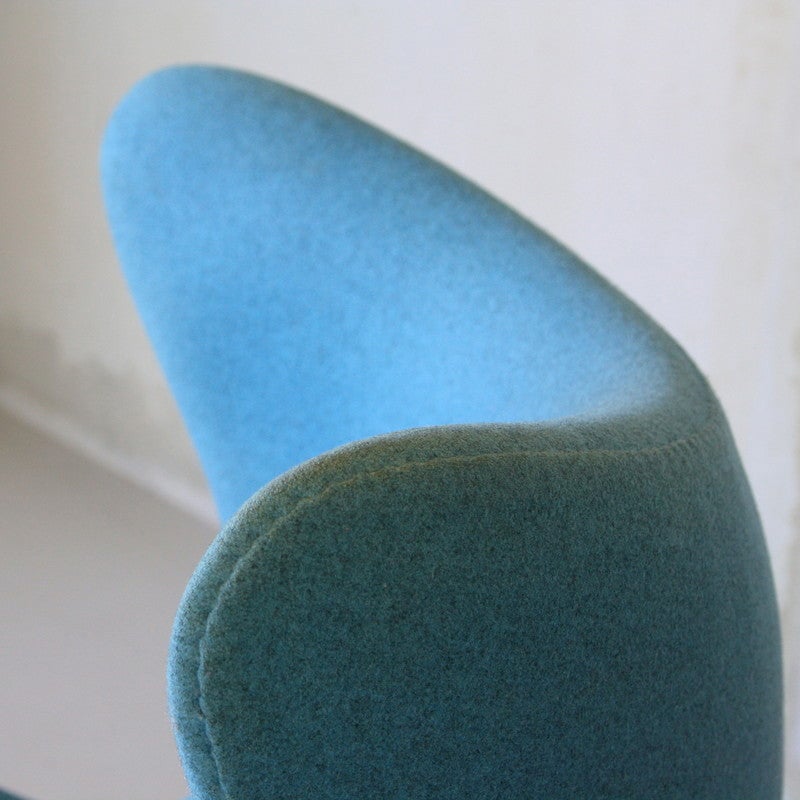The original Egg chair, designed by Arne Jacobsen in 1958, Denmark.

Produced by Fritz Hansen circa 2008, in the original blue fabric as supplied.