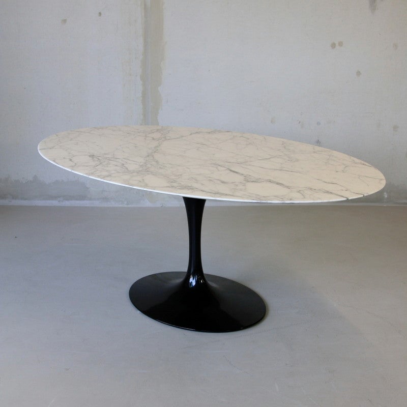 Large dining table designed by Eero Saarinen in 1956, Knoll International.

Black cast aluminum base with oval shaped Arabescato marble top. The marble has matte satin polyester coating, protecting against stains. Marked KNOLL STUDIO.

As new!