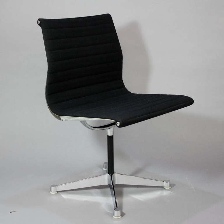 Mid-20th Century Charles Eames Aluminium Group Chair EA105 For Sale