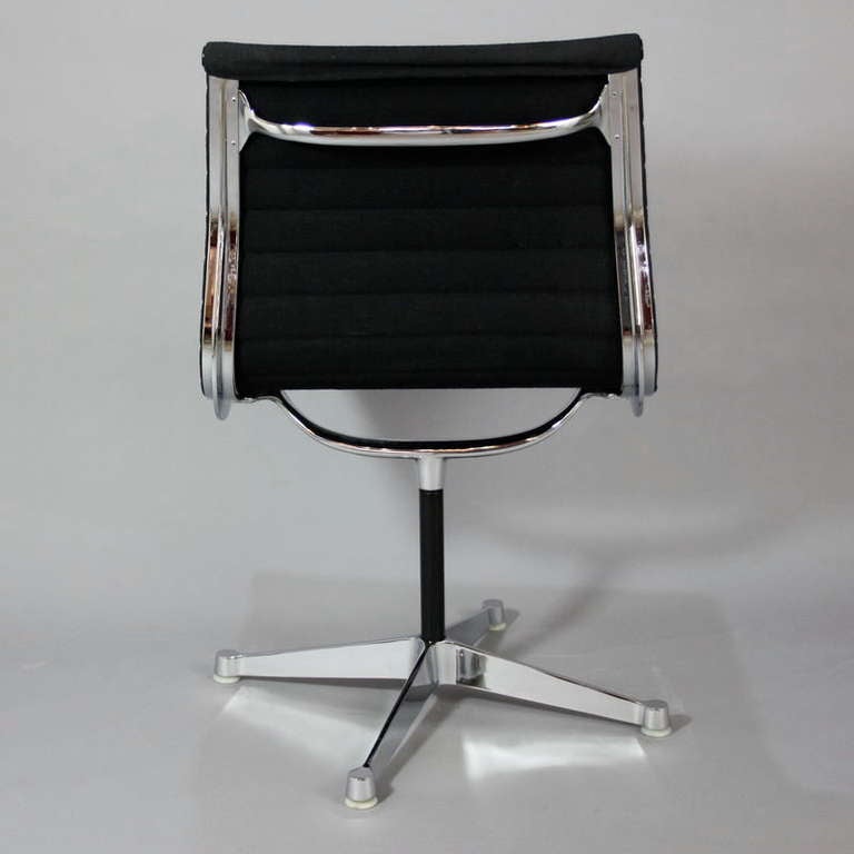 Modern Charles Eames Aluminium Group Chair EA105 For Sale