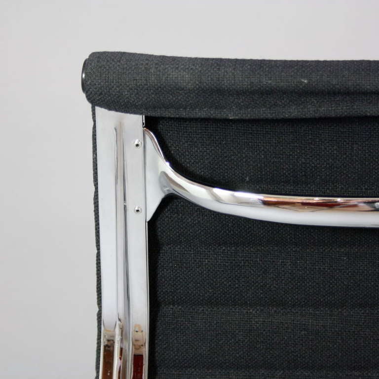 American Charles Eames Aluminium Group Chair EA105 For Sale