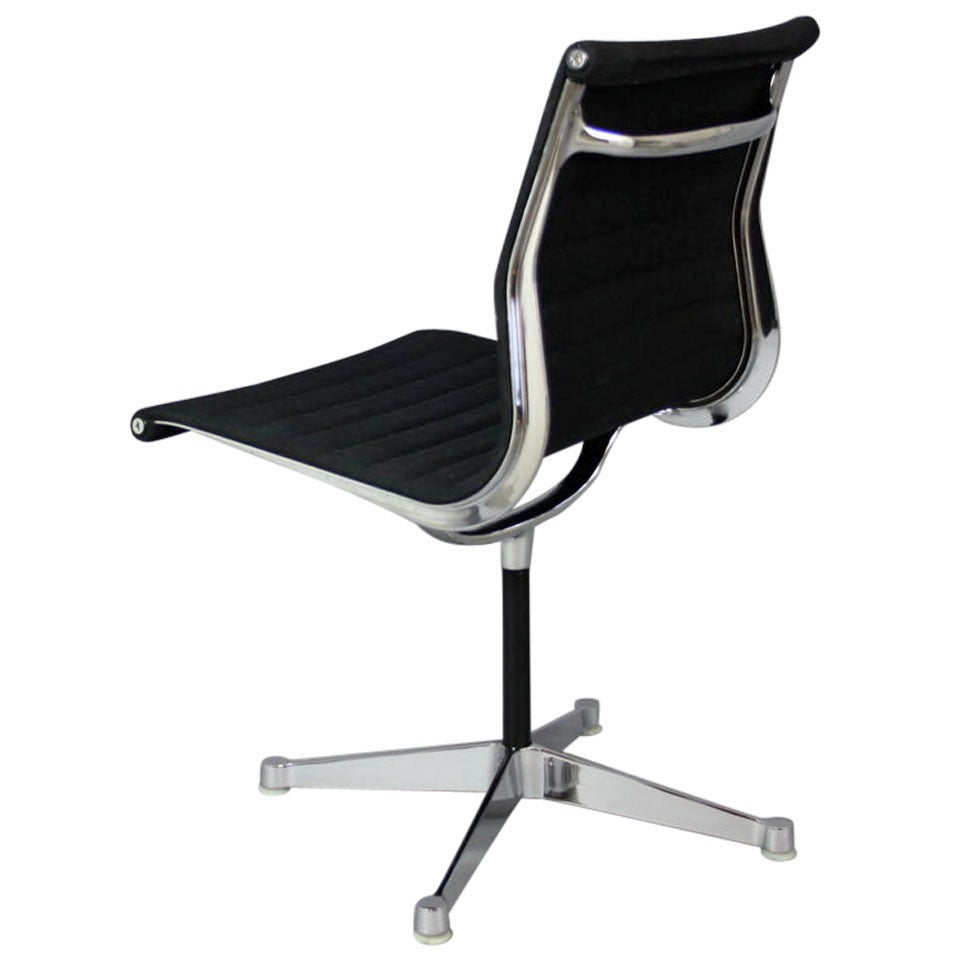 Charles Eames Aluminium Group Chair EA105 For Sale