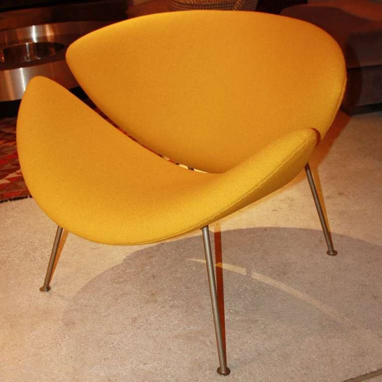 Vintage Orange Slice Chair by Pierre Paulin (F 437), re upholstered in yellow Kvadrat fabric. Perfect condition.

Artifort, 1960.