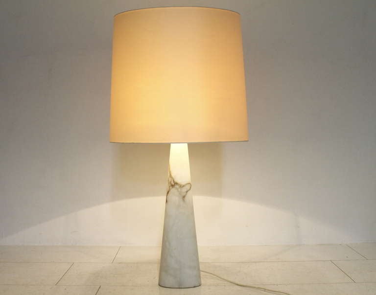 Beautiful table lamp from the 60's.  Attributed to Angelo Mangiarotti, Italy
Elliptical cone in solid carrara marble with a oval lamp shade.  Very good Condition!

Dimensions:
Without lamps shade: H 67 cm, W 17cm.
With lamp shade: H 103 cm, W