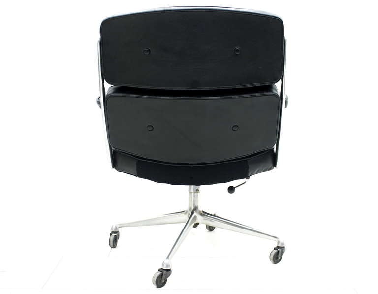 Mid-Century Modern Charles & Ray Eames Lobby Chair ES 105