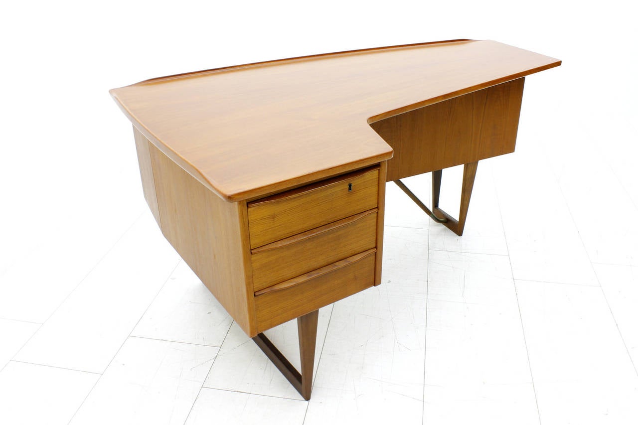 Asymmetric teakwood desk or vanity by Peter Løvig Nielson, Denmark, 1956.
Three drawers and one bar with mirror.
Measures: L 152 cm, D 90 cm, H 74 cm.
Excellent original condition!

We offer worldwide shipping. Please contact us for a transport