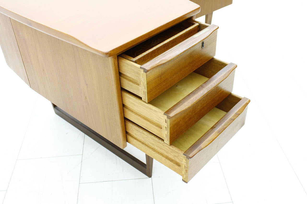Asymmetric Teakwood Desk or Vanity by Løvig Nielsen, 1956 In Excellent Condition In Frankfurt / Dreieich, DE