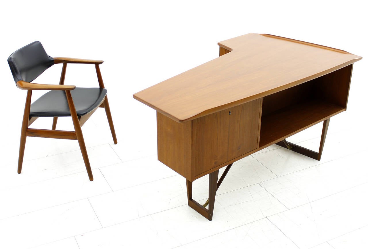 Asymmetric Teakwood Desk or Vanity by Løvig Nielsen, 1956 3