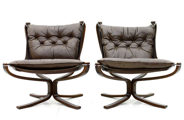 A beautiful pair Lounge Chairs by Sigurd Resell for Vatne Møbler, Norway. The Falcon Chairs.
Plywood and brown Leather.
Excellent original Condition !