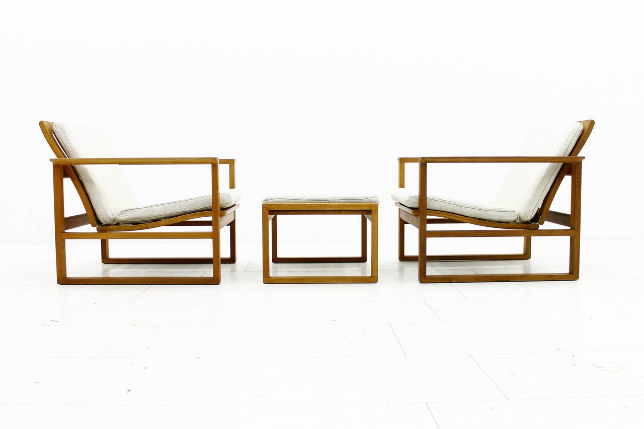 Pair of Danish lounge chairs with footstool by Børge Mogensen, BM 2256, Frederica Mobelfabrik, 1956.
Solid oak, fabric.

Very good condition.
