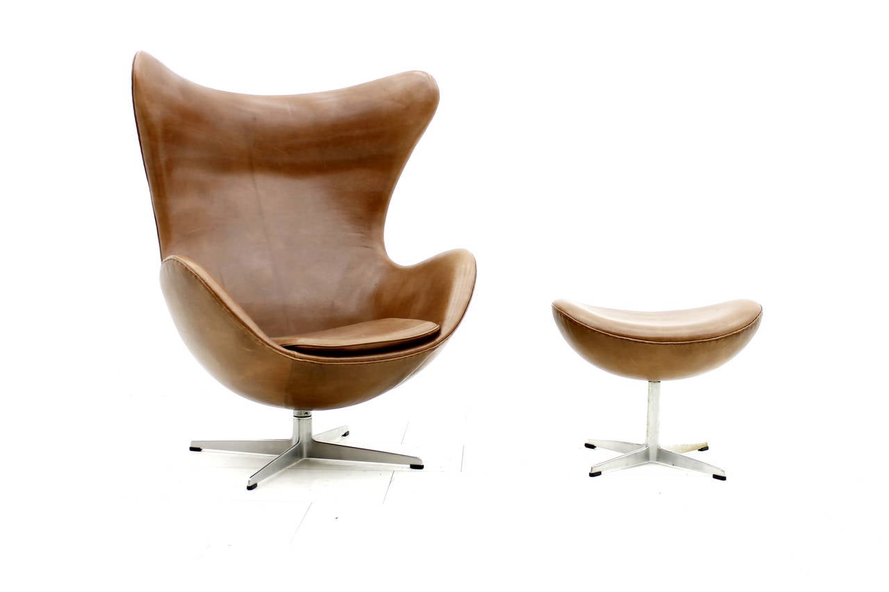 Arne Jacobsen egg chair with ottoman, Fritz Hansen, Denmark. Brown Arne Sørensen leather.
Original chair from 1965, new professional upholstery in 2012.
Very good condition!

We offer worldwide shipping. Please contact us for a transport offer