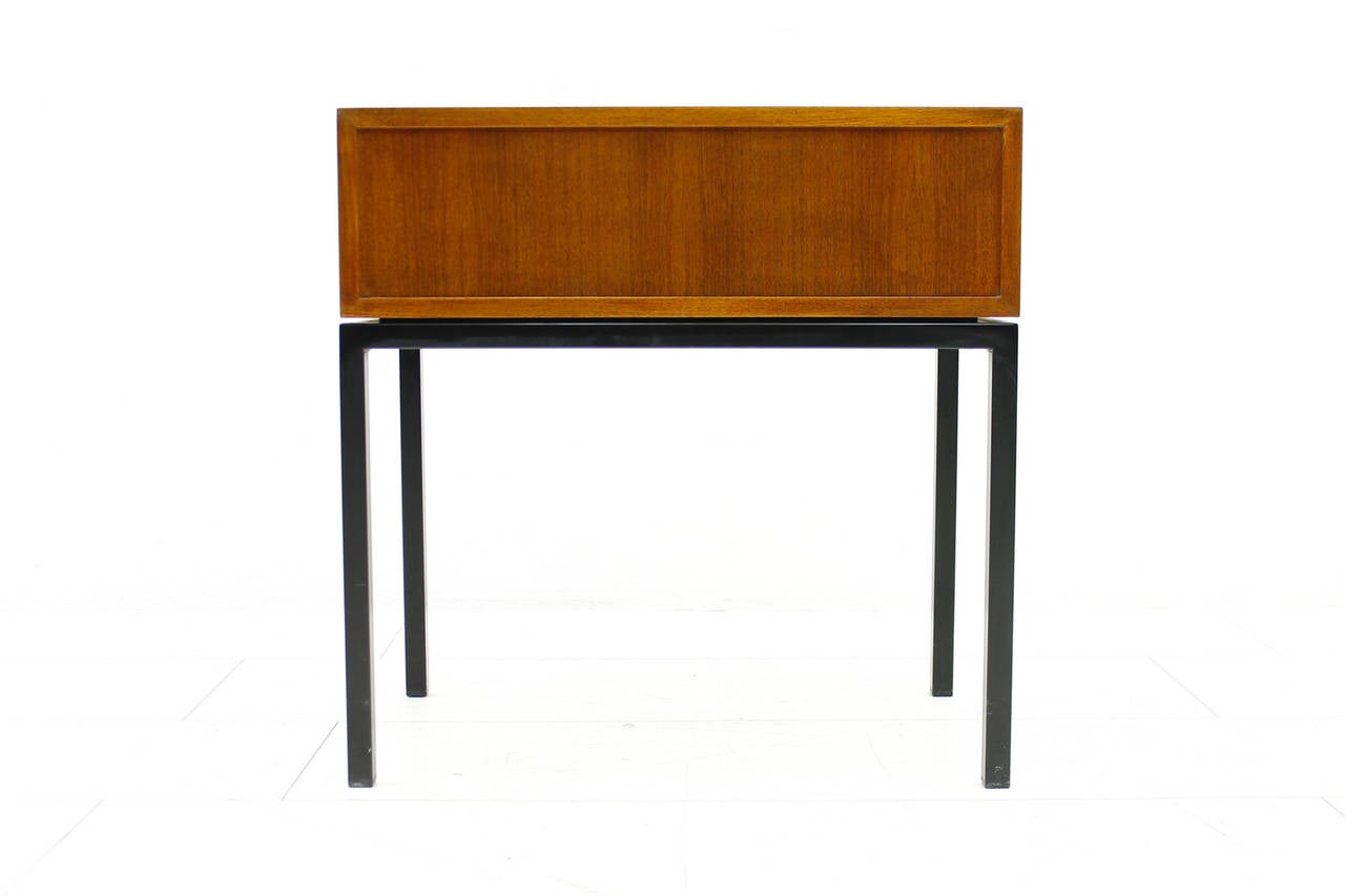 Florence Knoll Side Table in Teak at 1stDibs