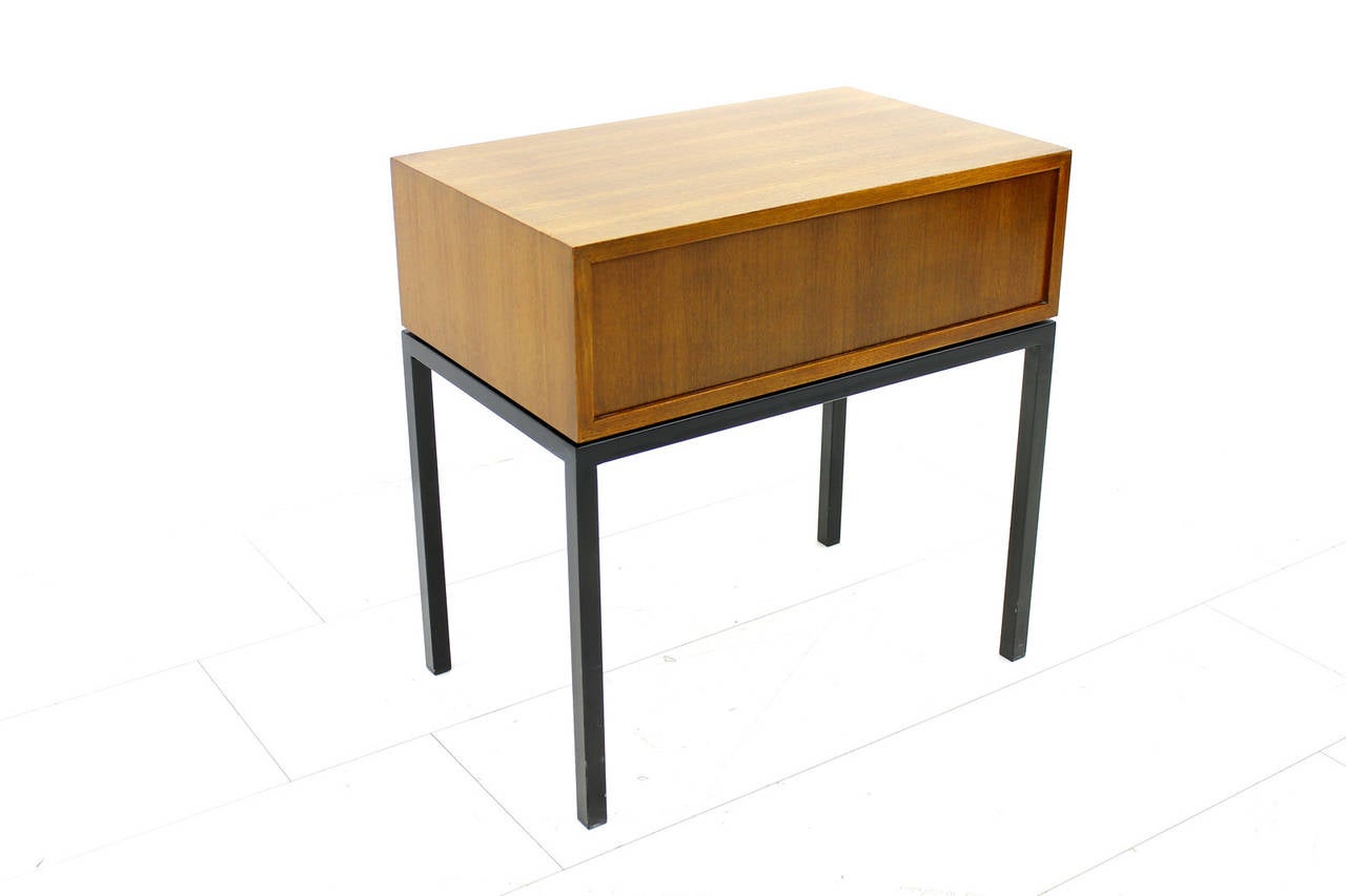 Florence Knoll Side Table in Teak at 1stDibs
