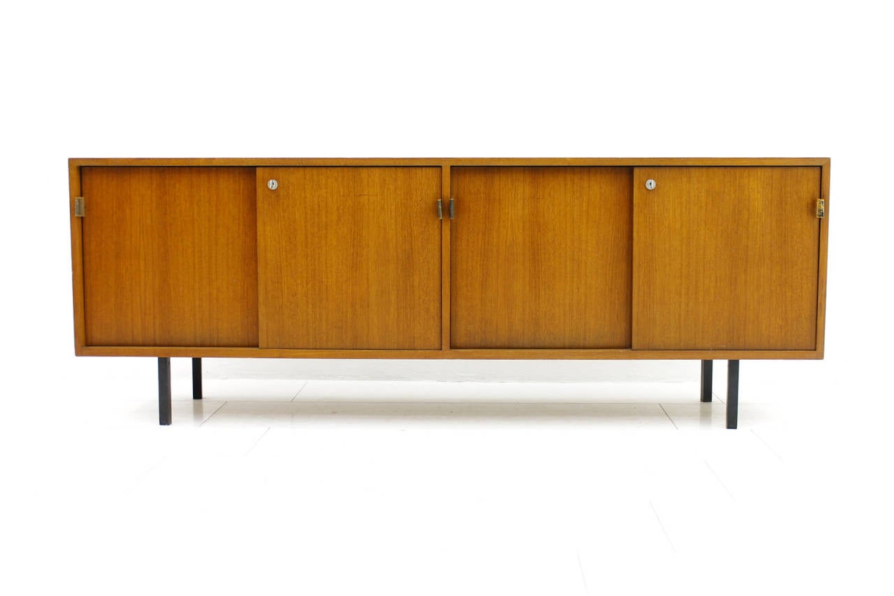 Teakwood credenza by Florence Knoll, circa 1950s for Knoll International.
Black metal legs, teak veneer and leather pulls.
Measures: W 180 cm, H 66 cm, D 46 cm.
Very good original condition.

We offer worldwide shipping. Please contact us for a