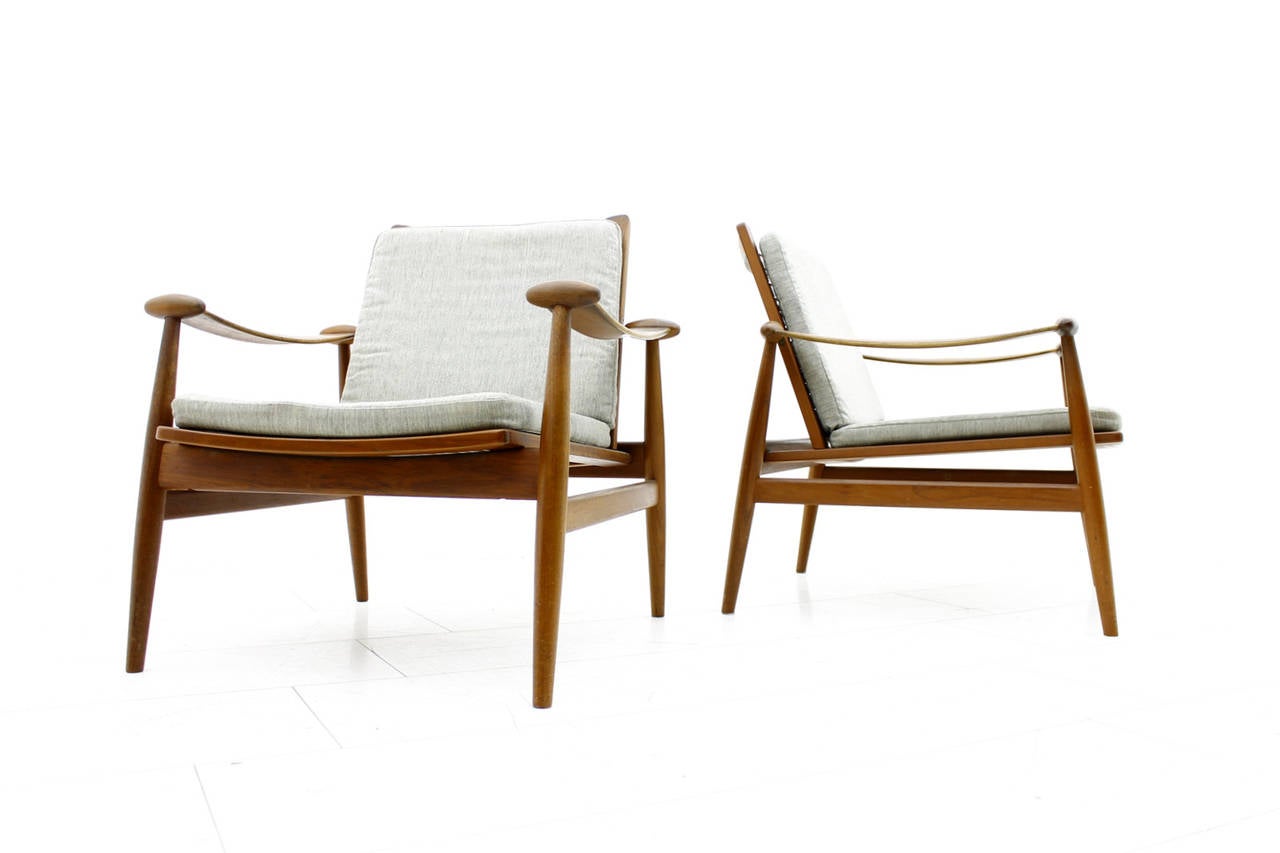 A pair Finn Juhl lounge chair, FD 133, spade chair, designed in 1954. Early teakwood chairs by France and Daverkosen.
Very good condition!

We offer worldwide shipping. Please contact us for a transport offer for a delivery to your door.