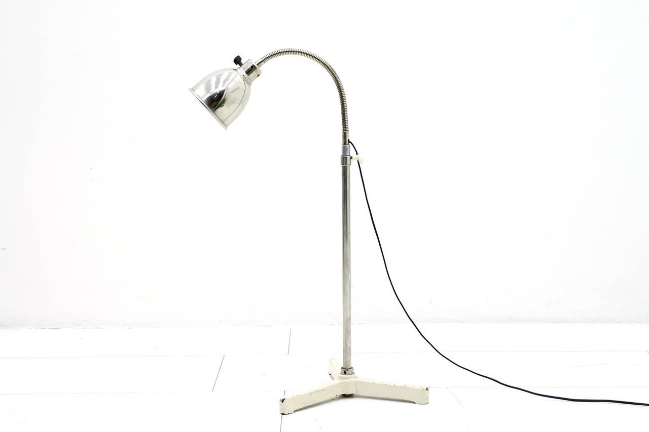 Floor lamp by Christian Dell, circa 1930s.
Metal gooseneck, lacquered metal.
Signs of use, good condition.

Measurements: Height 95 cm, maximum height 135 cm, diameter (base) 40 cm.

Worldwide shipping.