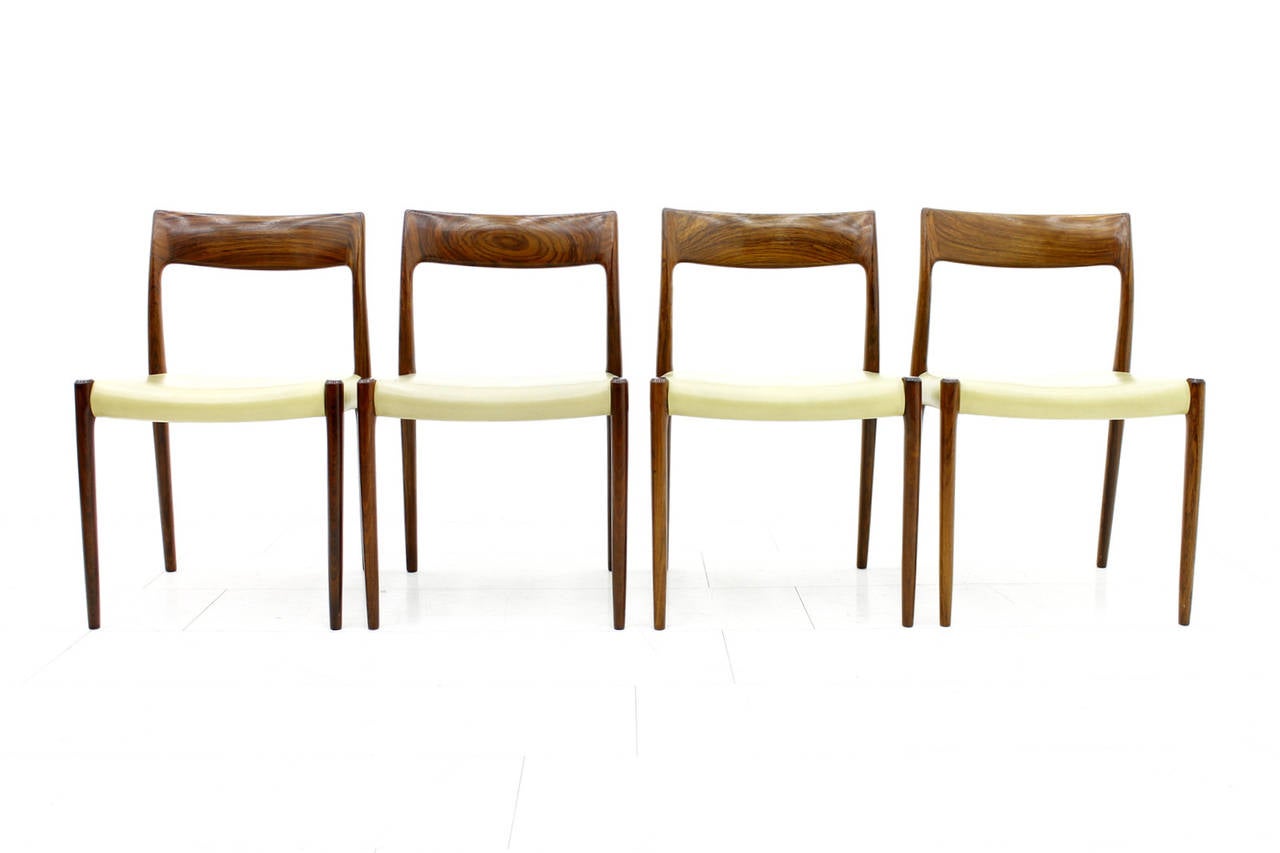 A set of four rosewood and leather dining chairs by Niels O. Møller, No. 77.
Dimension: W 50 cm, D 48 cm, H 78 cm, SH 44 cm.
Excellent original condition!

Express shipping is worldwide possible. Please ask us.