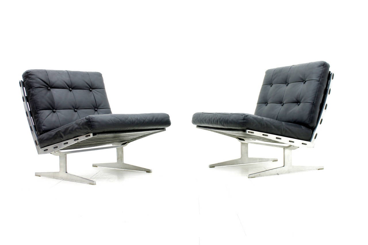 Rare pair of lounge chairs by Paul Leidersdorff, Denmark, 1965.
Aluminum, wood and black leather.
Very good original condition.

Worldwide shipping.