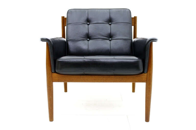 Grete Jalk Lounge Chair Teak and Black Leather, Denmark 1960`s In Good Condition In Frankfurt / Dreieich, DE