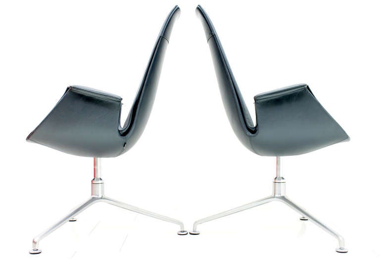 A large set of 14 high back bird chairs FK 6725 by Fabricius & Kastholm. Silver grey leather (Color 1241, Frost) with aluminum swivel base. Produced by Walter Knoll, circa 2004.
Excellent condition!

Please contact us for more details.
 