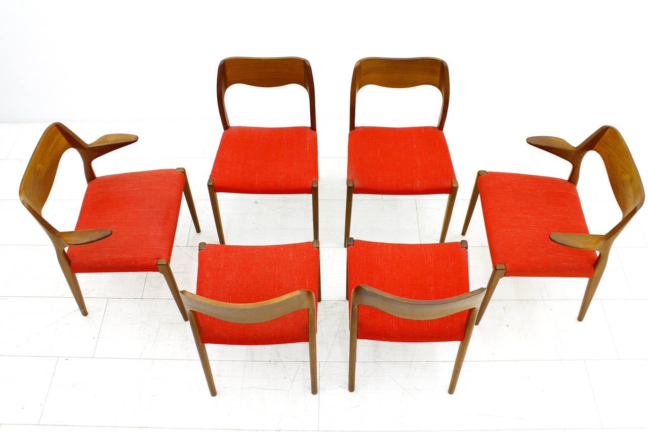 Nice set of six teakwood dining room chairs, two with armrests, four without, by Niels O. Møller, mod. 71, Denmark, circa 1960s.

Very good condition.

Measurements: W 60 cm, /49 cm, D 52 cm, H 80 cm.

Express shipping is worldwide possible.