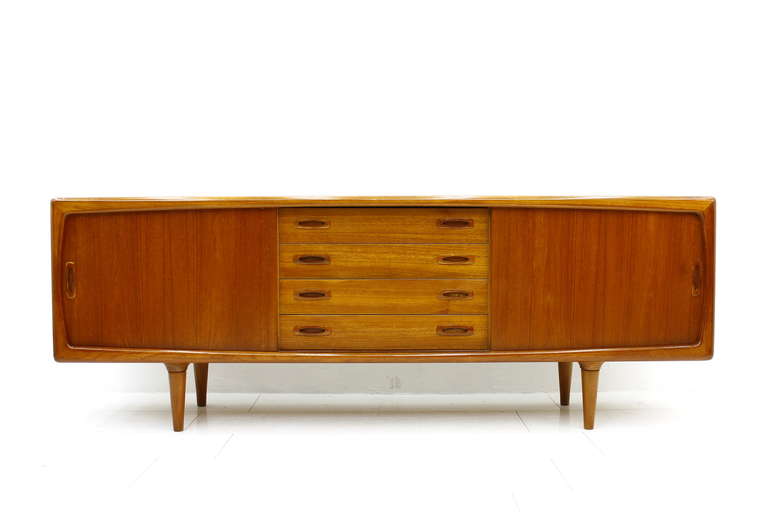 Organic Teak Wood Sideboard by H. P. Hansen, Denmark, 1960`s
Two Sliding Doors and four Drawers. Very good original Condition.

Worldwide shipping. 