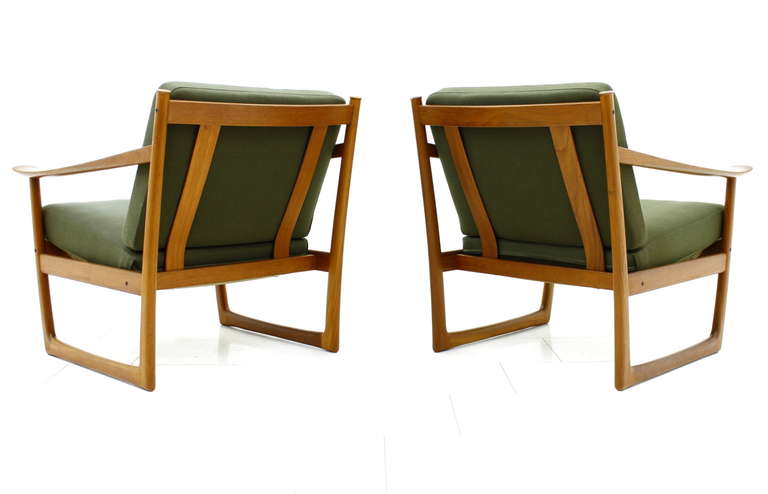 Pair of teakwood lounge chairs, FD 130 by Peter Hvidt & Orla Mølgaard, by France & Son, Denmark.
Solid teakwood and fabric, designed in 1961. These chairs are from 1964 and in a very good original condition.

Worldwide shipping.