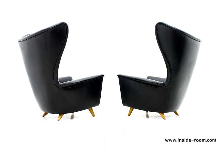 A Pair fantastic Wing Lounge Chairs in black Leather, 1950`s In Excellent Condition In Frankfurt / Dreieich, DE