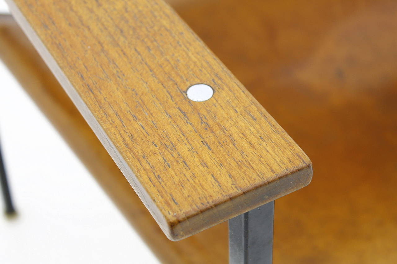 Mid-Century Modern Fauteuil minimaliste:: cuir:: bois et acier:: circa 1960s