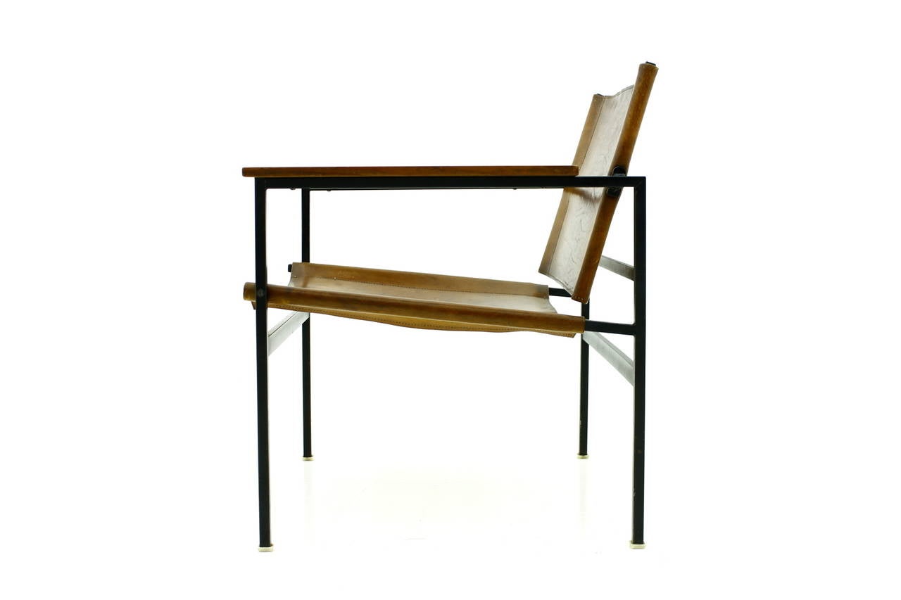 Fauteuil minimaliste:: cuir brun cognac:: bois et acier:: vers 1960. 
Patine fantastique. 

Nous offrons une expédition mondiale sûre et rapide jusqu'à votre porte d'entrée. Nous expédions uniquement par transporteur et par fret aérien:: avec une