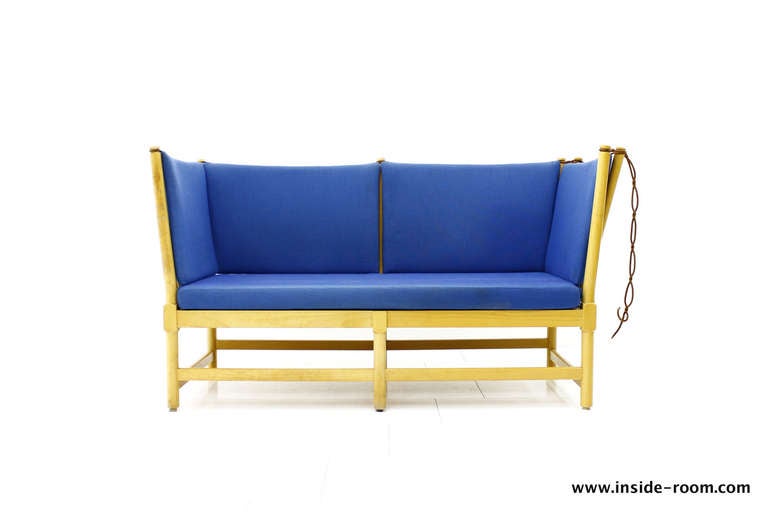 Børge Mogensen sofa, modell 1789, designed in 1945. Made by Fritz Hansen.
Beechwood lacquered, loose cushions, blue.

Very good Condition.

Worldwide shipping.