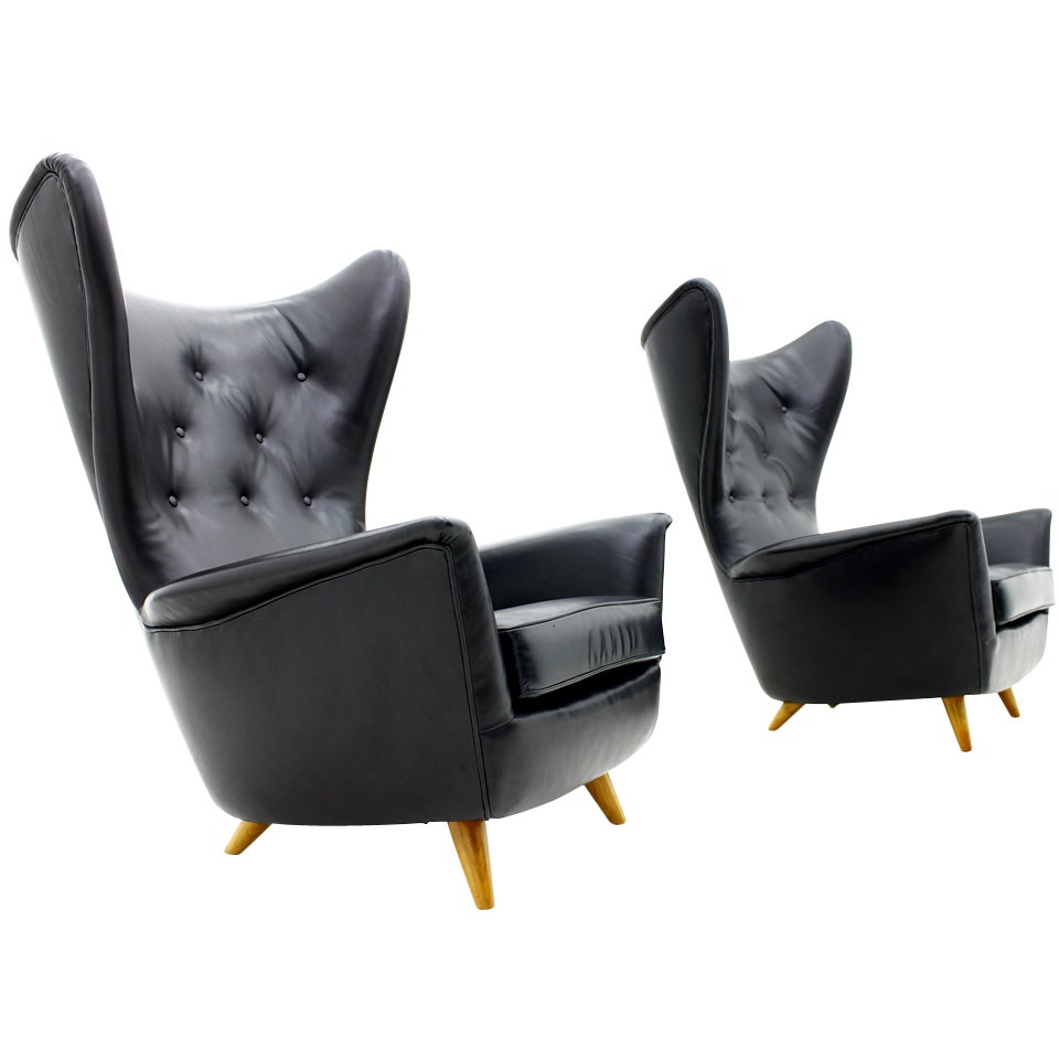 A Pair fantastic Wing Lounge Chairs in black Leather, 1950`s