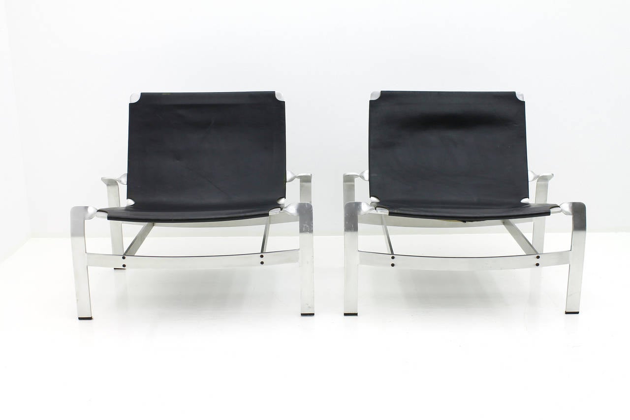 European Pair of Lounge Chairs in Aluminum and Leather, Attributed to David De Majo