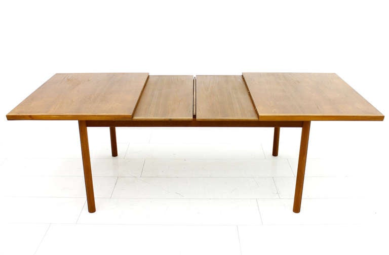 A great dining table. Manufacturer France & Son, Denmark with mechanical extension function. At take off the two expansion boards automatically get to the top and add a self-employed. Great details such as a long gap in the legs or the fold on the