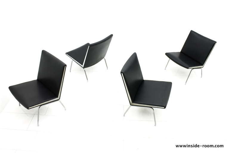 One of four black leather lounge chairs AP-40 by Hans J. Wegner, designed in 1959 and made by A.P. Stolen, Denmark.
Good original condition with small signs of use.

Worldwide shipping