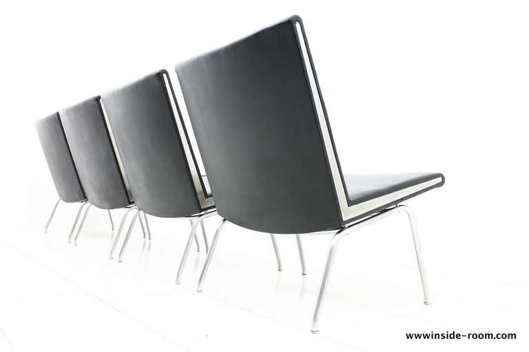 One of Four Airport Leather Lounge Chairs AP-40 by Hans J. Wegner, Denmark In Good Condition In Frankfurt / Dreieich, DE