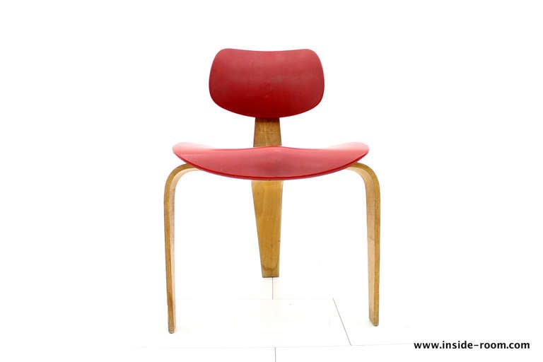 Early Egon Eiermann, Plywood Chair SE 42 for Wilde & Spieth, Germany. Designed 1949. Curved beech plywood design, seat and back covered with red vinyl. 

Good original Condition.

Worldwide shipping