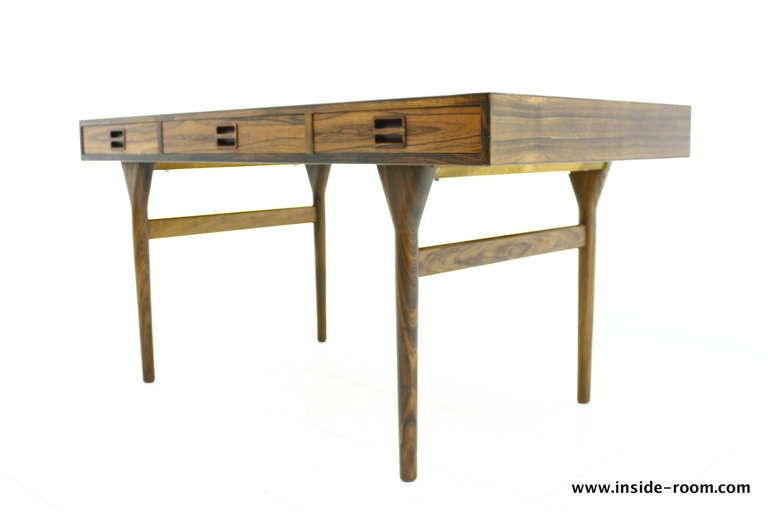 One of the most Beautiful Danish Writing Desk / in a rare small Version !

Freestanding Rosewood Desk by Nanna Ditzel, 1958 and Made by Søren Willadsen, Denmark. Three Drawers. Excellent Condition.

W 145 cm, D 75 cm, H 73 cm.