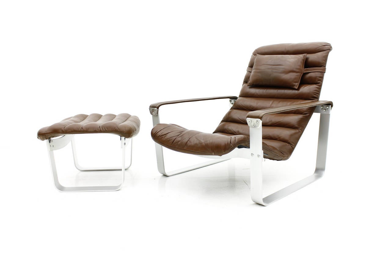 Ilmari Lappalainen lounge chair with Ottoman, Pulkka, designed in 1963 and made by Asko.
Aluminium base and chocolate brown leather.
The Seating is adjustable.
Excellent condition !

We offer a safe and fast worldwide shipping to your front
