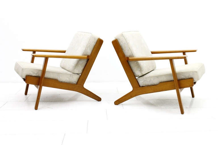 A Pair Lounge Chairs by Hans J. Wegner, GE 290 for Getama Denmark. This is a rare Teak Wood Version.
W 75 cm H 74 cm, T 82 cm, SH 43 cm.
Very good Condition!