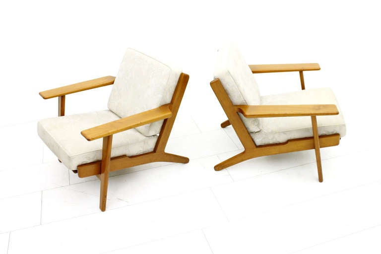 Scandinavian Modern Pair of Teak Lounge Chairs by Hans J. Wegner, GE 290, Getama