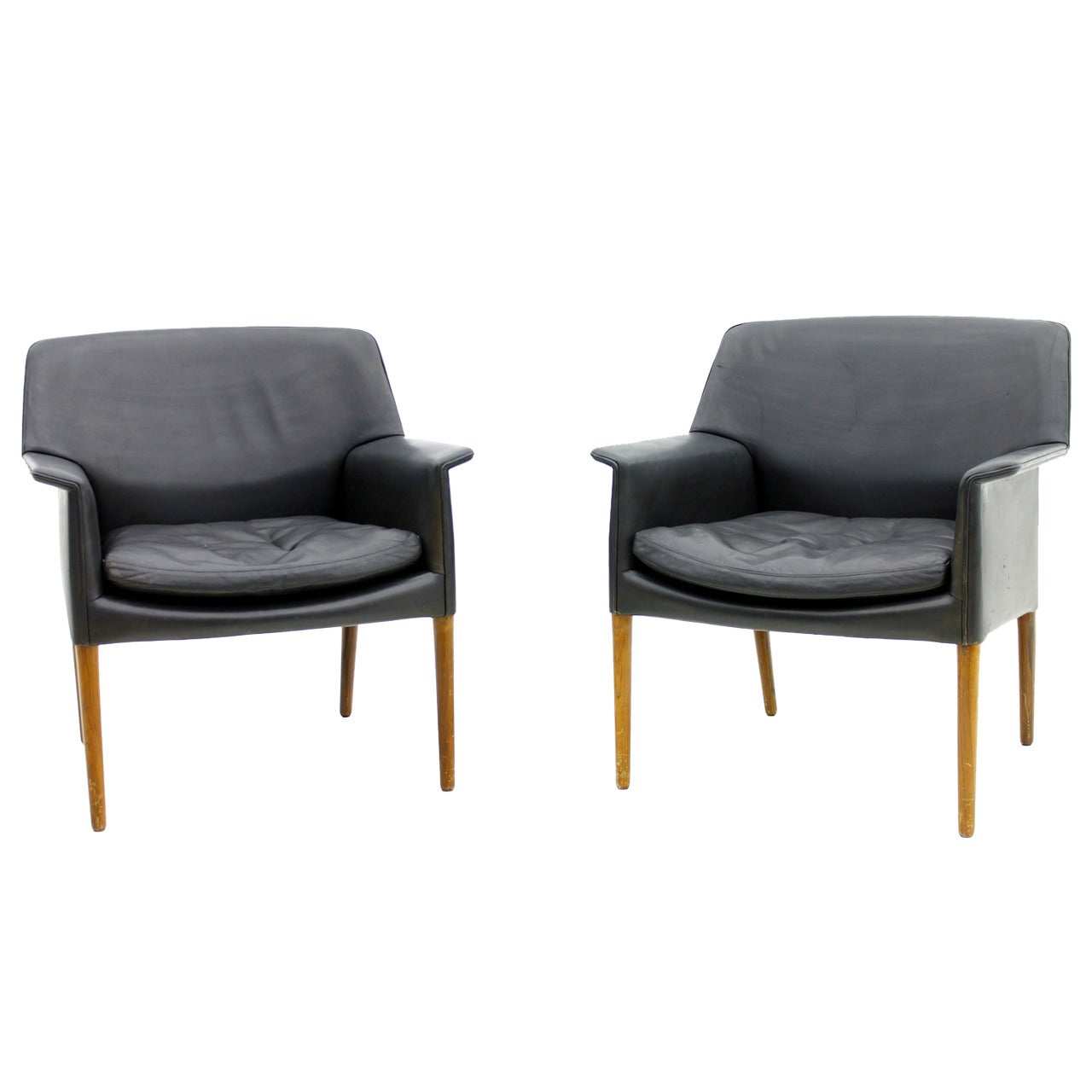 Pair of Danish Leather Lounge Chairs by Ejnar Larsen & Aksel Bender 60s  For Sale