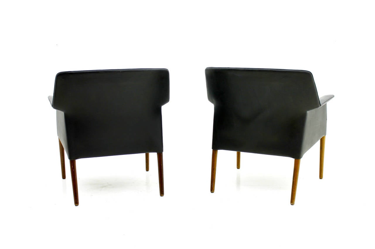 Pair of Danish Leather Lounge Chairs by Ejnar Larsen & Aksel Bender 60s In Good Condition For Sale In Frankfurt / Dreieich, DE
