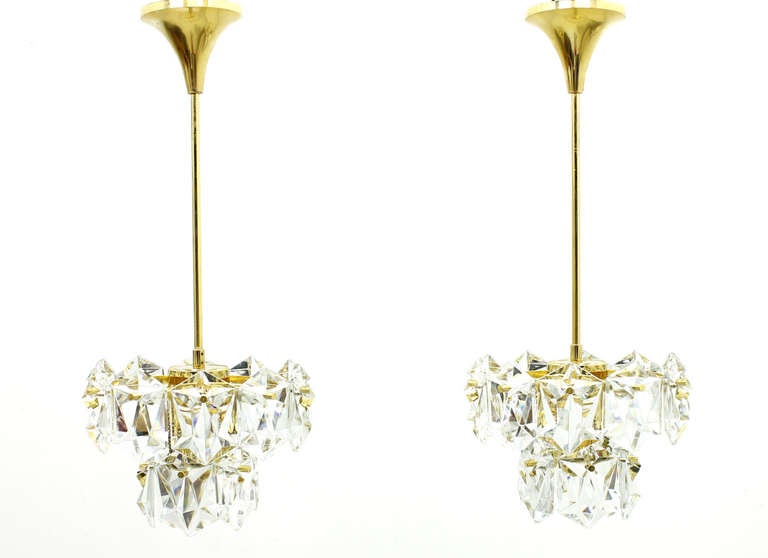 Hübsches Paar Kronleuchter aus Kristallglas und vergoldet, ca. 1960er Jahre.
Der Preis gilt für den Satz von zwei
Sehr guter Zustand.



 