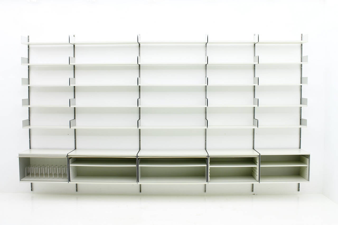 Large Wall System 606 by Dieter Rams, Germany 1960.
5 Cabinets, 25 shelves and 6 Wall holder. Aluminum and lacquered Wood.

Very good original Condition.

Worldwide shipping.

